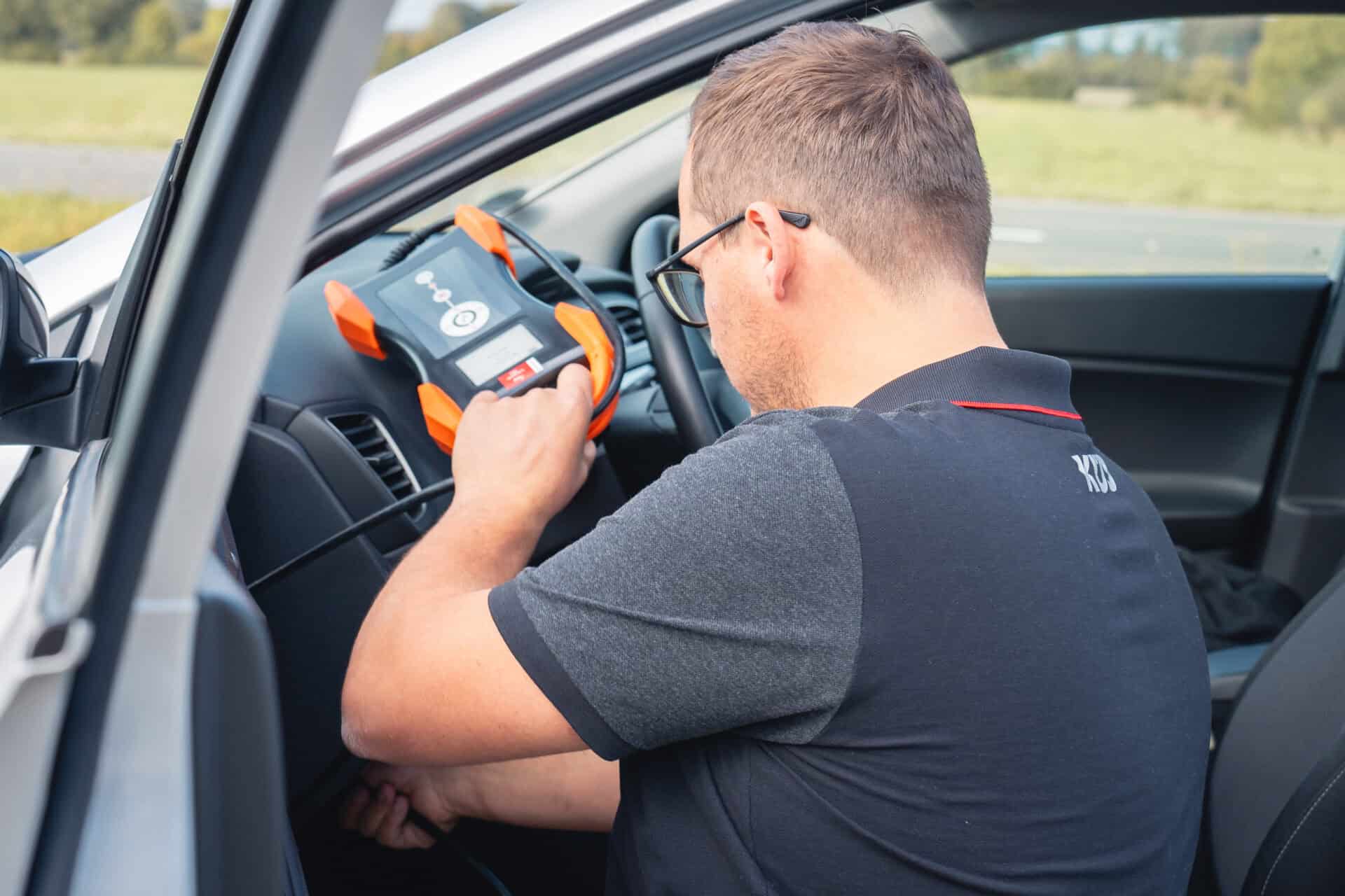 KÜS Prüfingenieur Kawa schließt HU-Adapter an