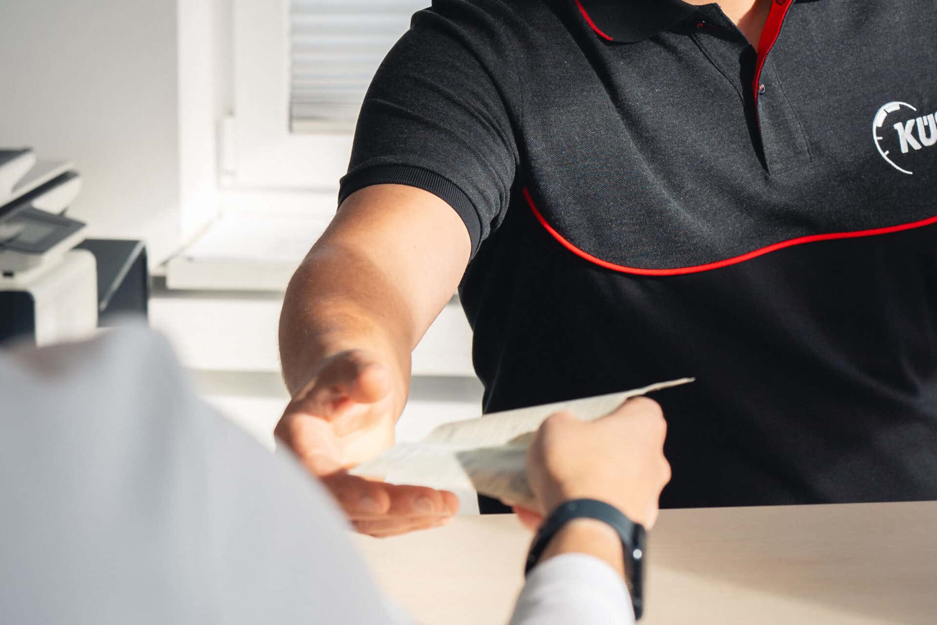 Übergabe der Zulassungsbescheinigung bei der HU