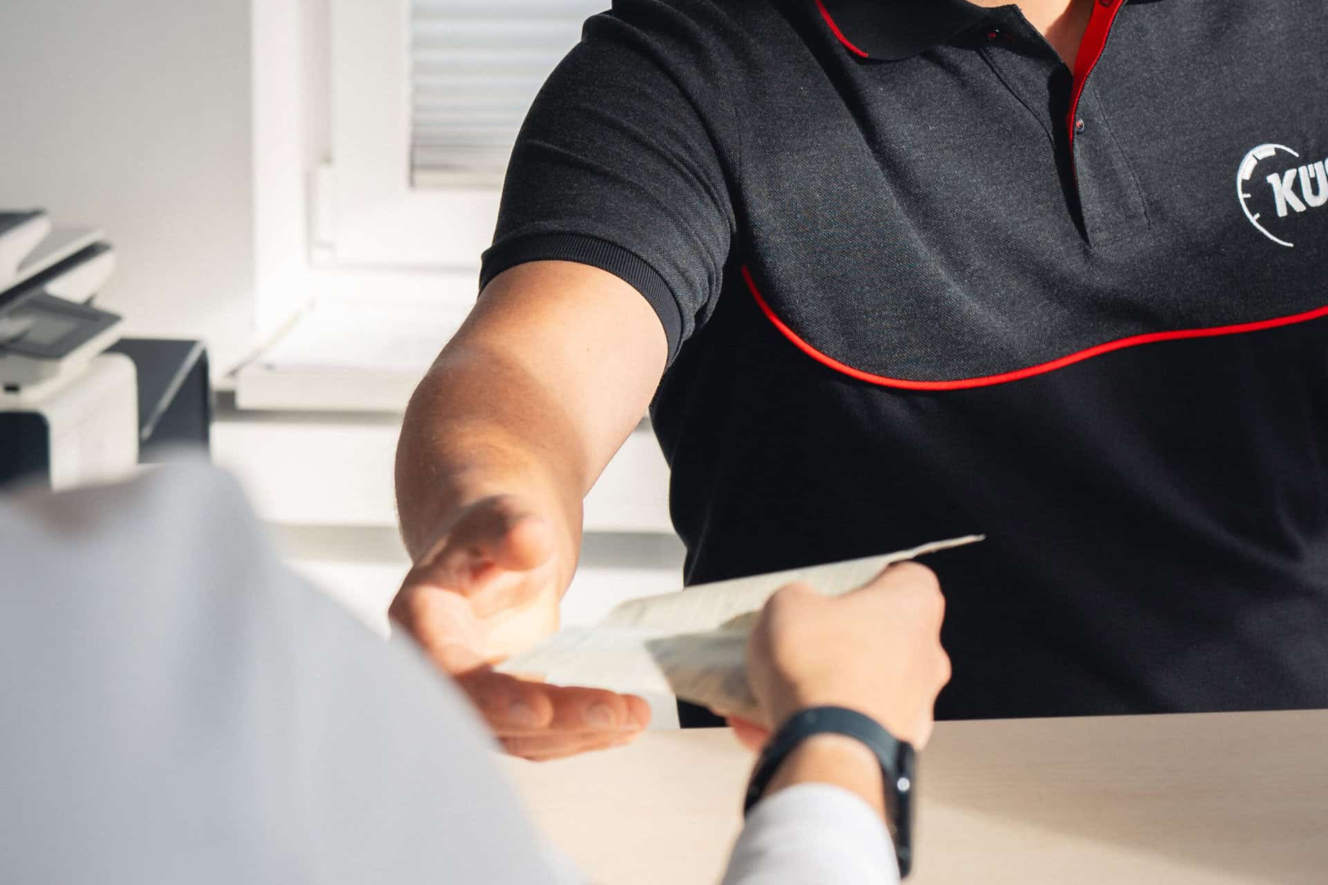 Übergabe der Zulassungsbescheinigung bei der HU