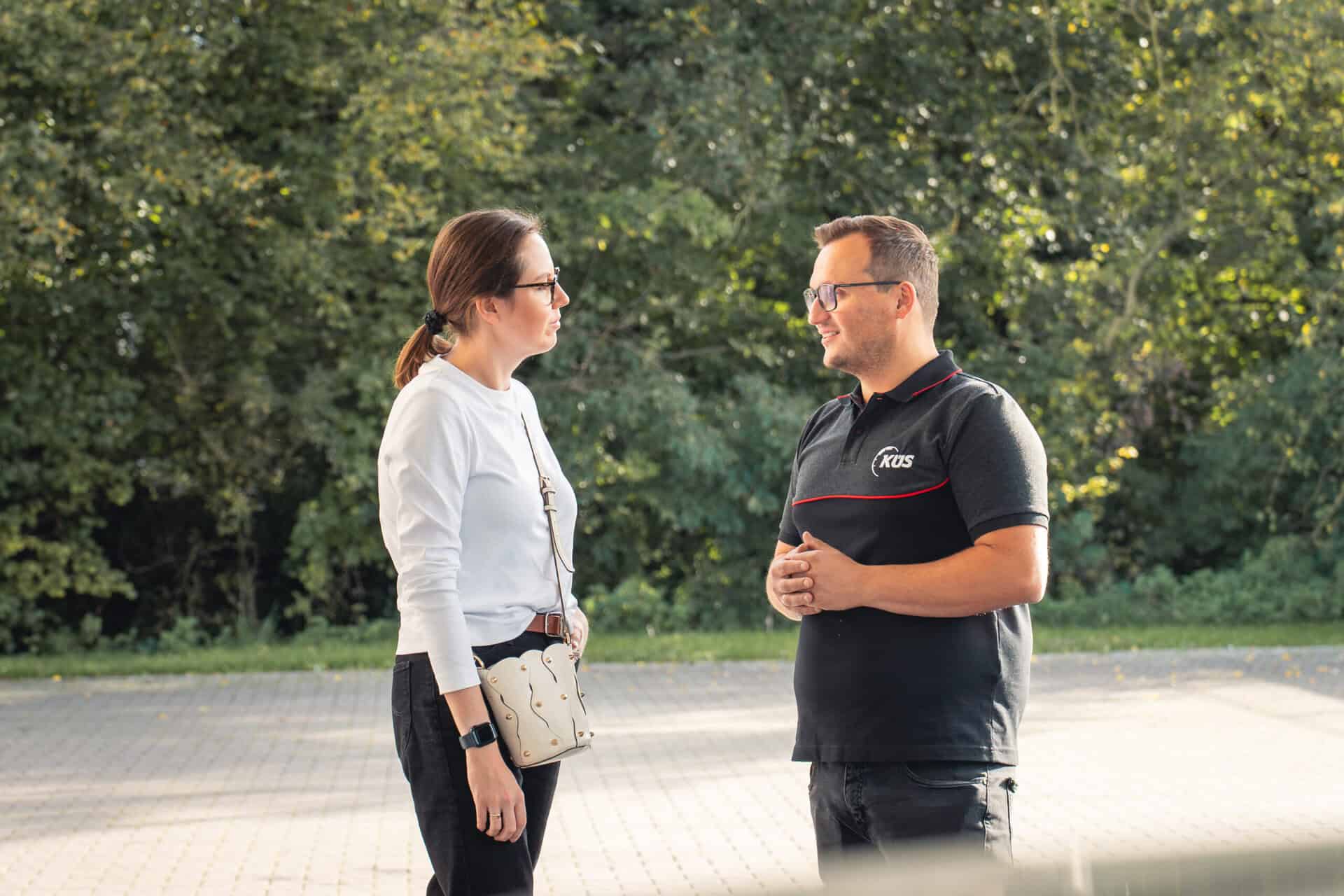 Günter Kawa mit Kundin im Gespräch