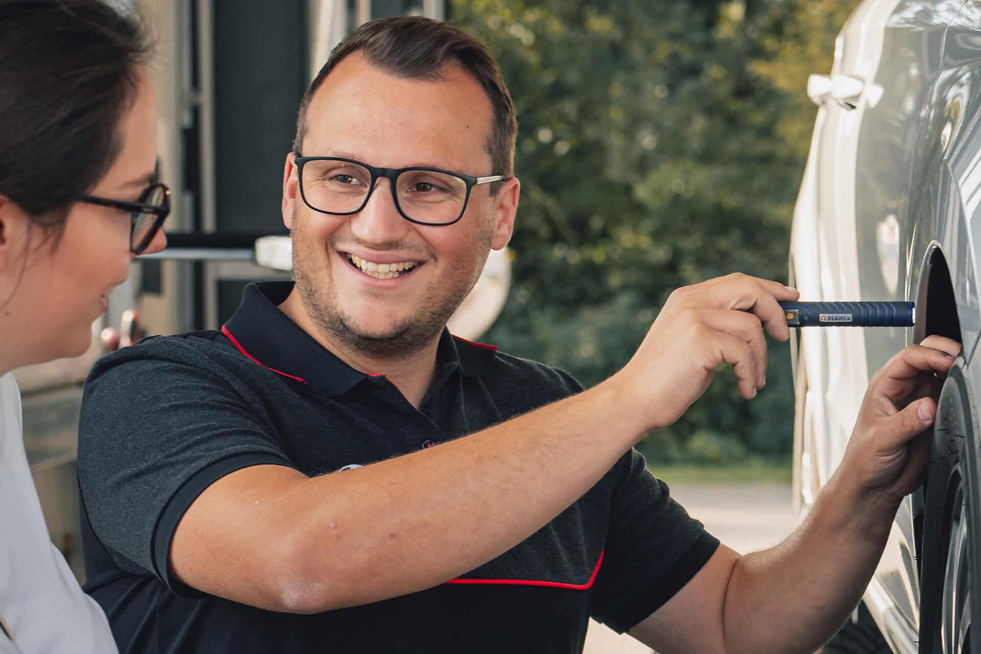 Ingenieurbüro Kawa & Christmann - Kundin mit Prüfer bei der HU