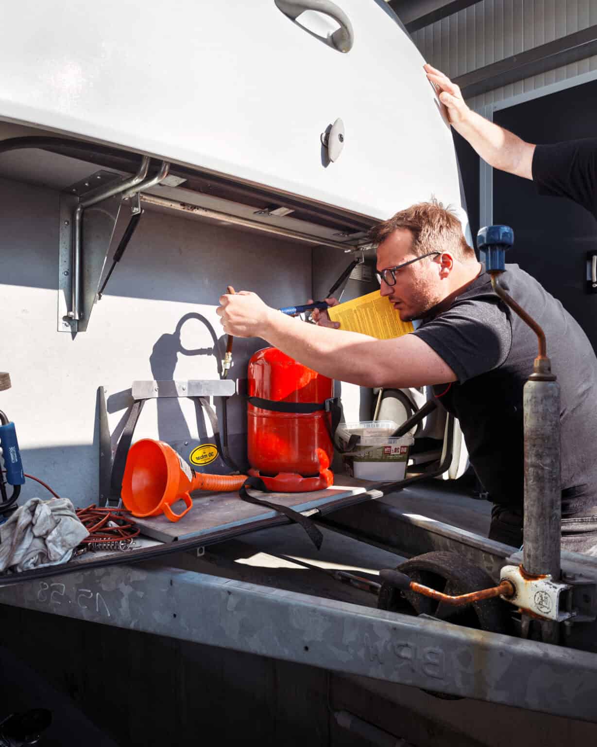 KÜS Selm Sachverständiger Kawa prüft Campinggasanlage G607