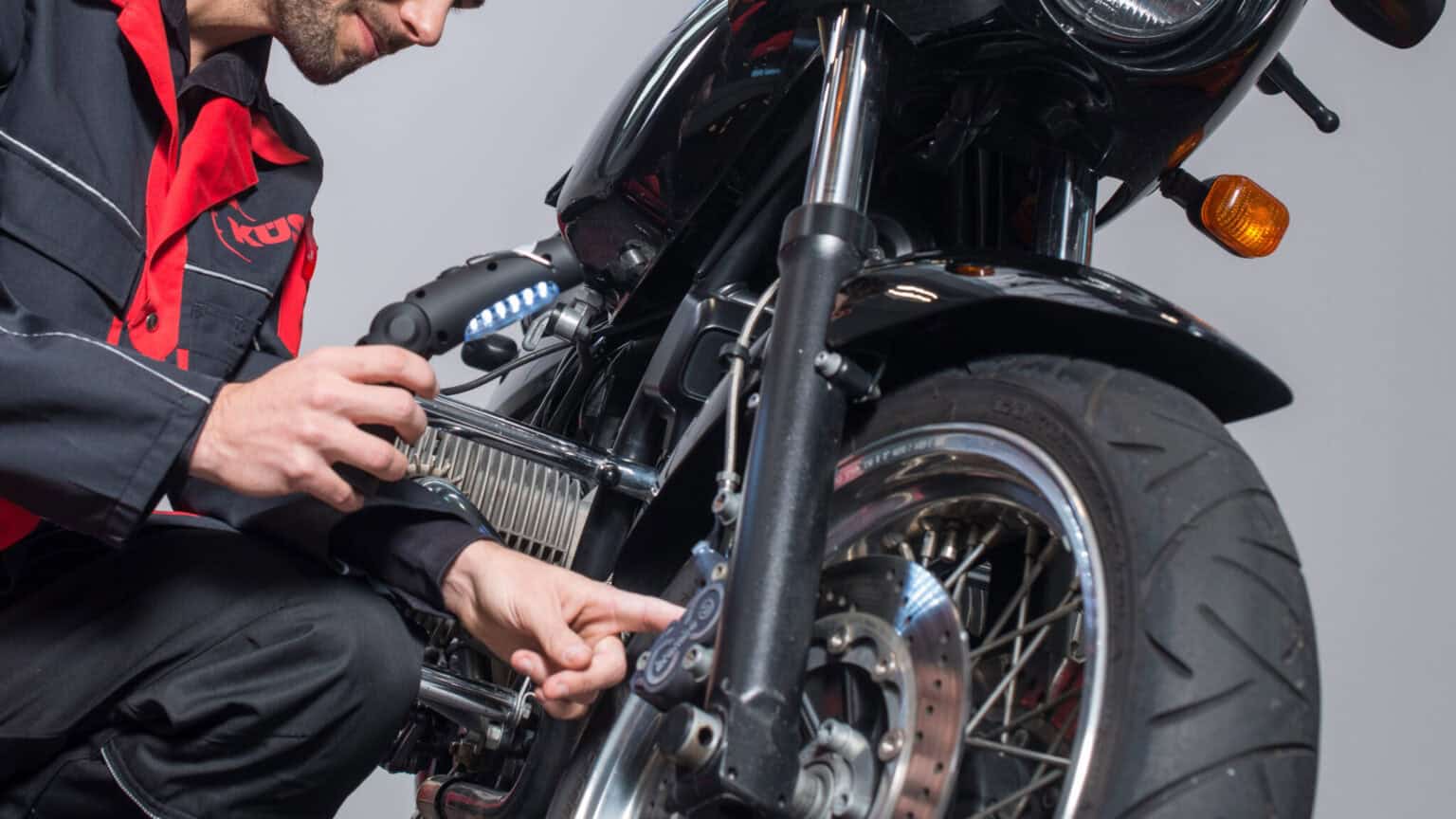 KÜS Selm trägt Reifenfabrikatsbindung am Motorrad aus