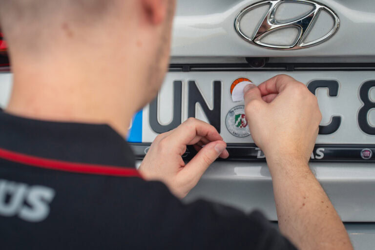 KÜS-Prüfingenieur übergibt Kundin das Auto