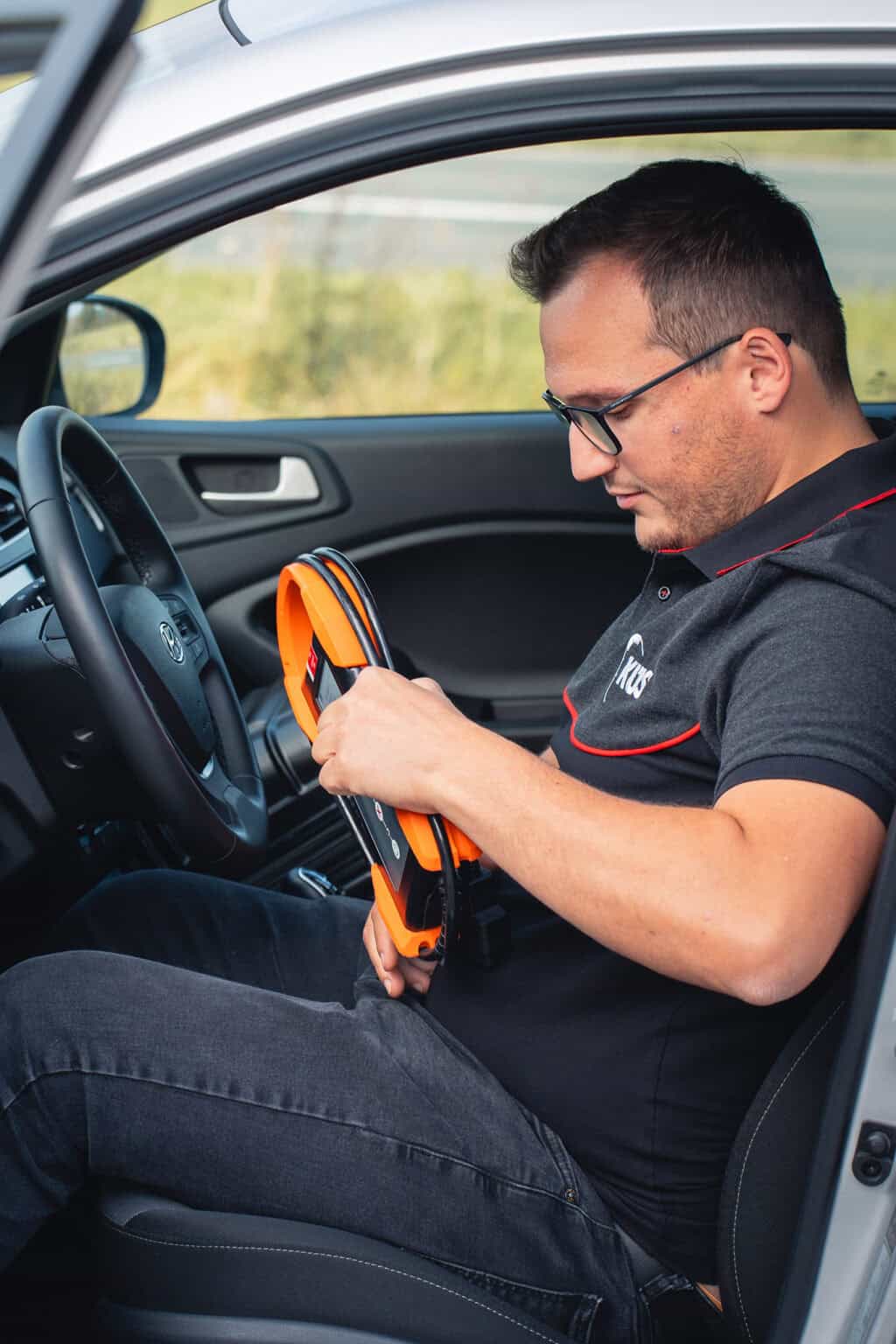 KÜS Selm Prüfingenieur bei der HU Fahrzeugprüfung