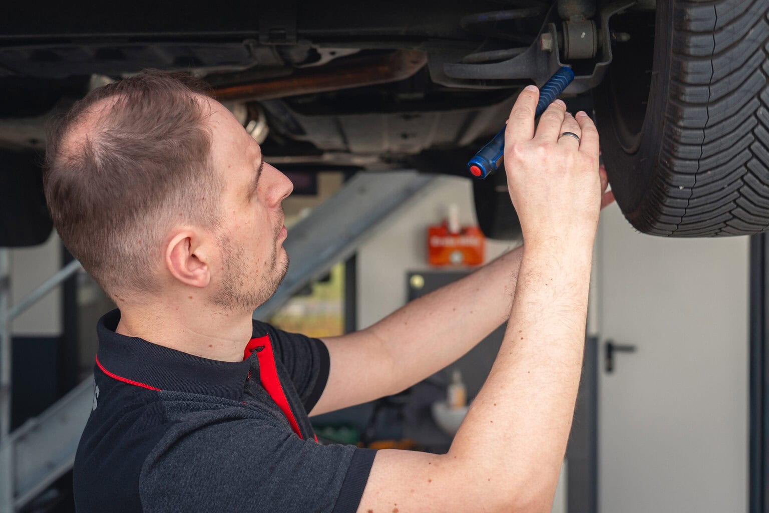 KÜS Selm Prüfingenieur prüft Fahrwerksteile am PKW