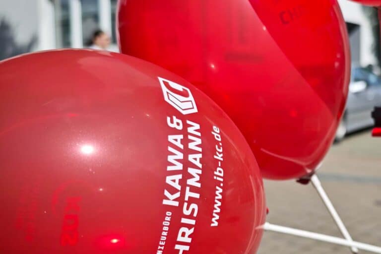 Bunte Luftballons vom Ingenieurbüro Kawa & Christmann beim Stadtfest Selm 2025