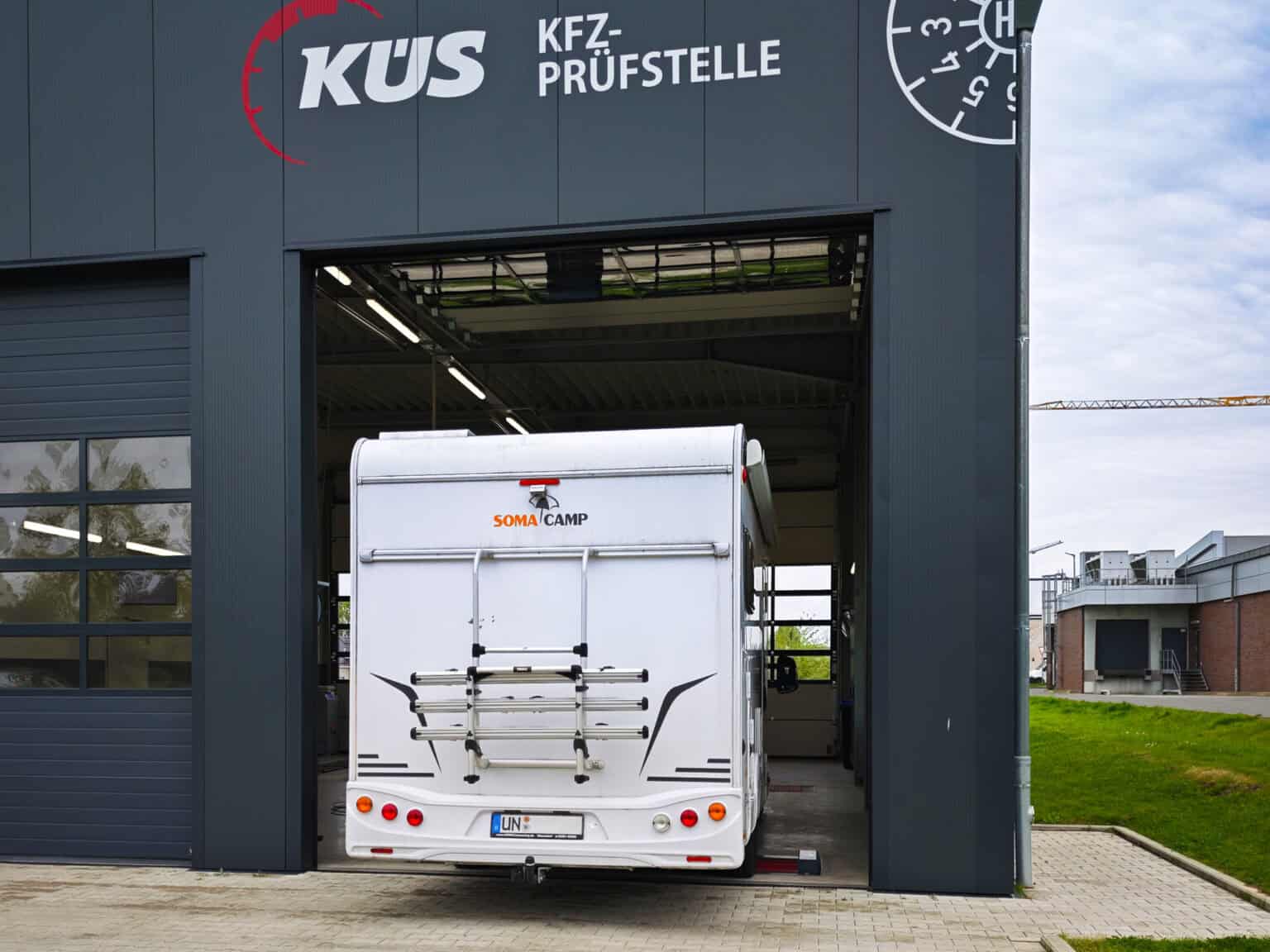 Wohnmobil fährt in die KÜS-Prüfstelle Selm zur Fahrzeugprüfung
