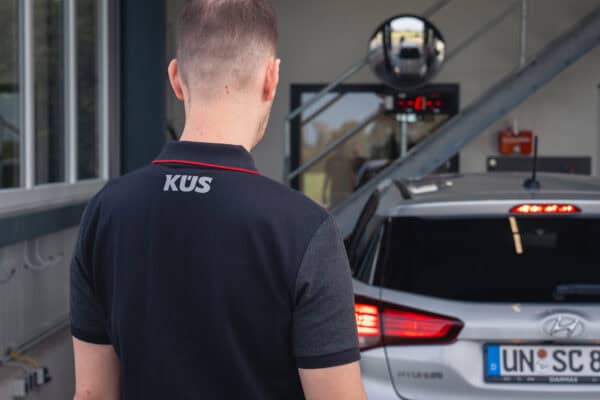 KÜS Prüfingenieur prüft Licht am PKW